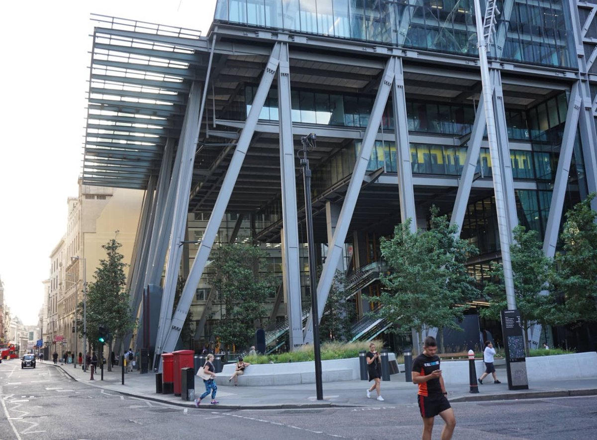 luishbvillanova's tweet photo. #tallbuildingtuesday 
Outro arranha-céu que comentei no podcast do @rauljustelores, foi o Leadenhall Building (224m) em Londres. O térreo permeável ajuda na integração das pessoas com as estreitas ruas londrinas. + https://t.co/b8jBkcIGOp