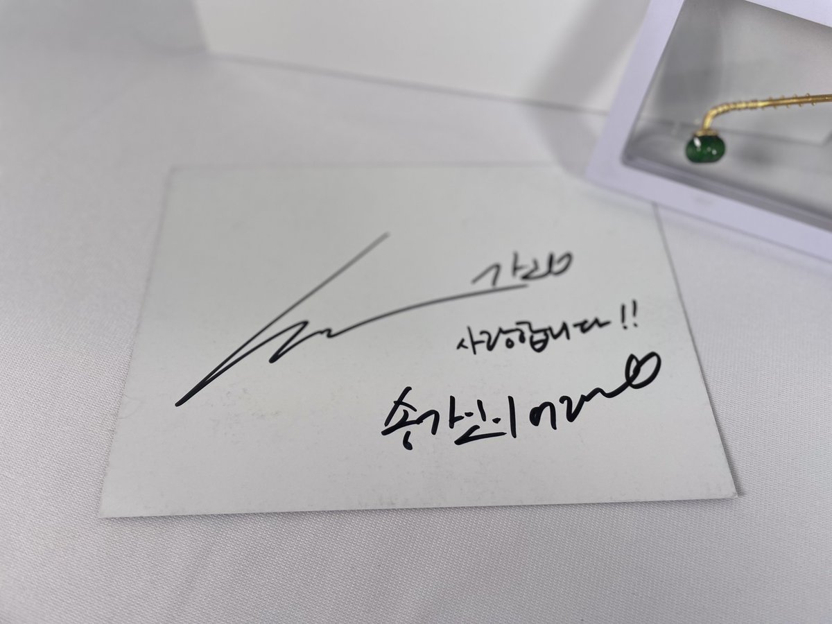 WeStart5004's tweet photo. 📢[2021 위아자 명사기증품코너] 
풍류대장(송가인)
💡기증품_ 비녀

▶️위아자2021 바로가기 링크
https://t.co/lG46bstvvK
✔️온라인 경매일정 : 2차 12/15-12/21 

 #위아자 #위스타트 #명사기증품 #풍류대장 #송가인 #비녀 #친필사인지 https://t.co/gR9Nvcg59p