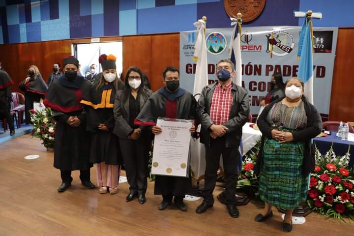MineducGT's tweet photo. En el departamento de Guatemala, en #EFPEM, la #ViceministraEdnaPortales en representación de la #MinistraClaudiaRuíz, participó en la graduación de dos grupos de docentes que forman parte de la séptima cohorte de Profesorado del #PADEP. https://t.co/tV1ovYumJz