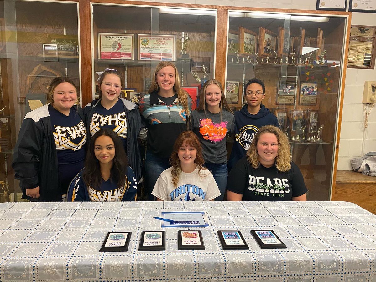 Please help us in congratulating the newest member of the 2021-2022 Iowa Central Dance Team, Kristen Fisher! Kristen is from English Valley High School and we are so excited that she has chosen to sign with our team! Please help us in welcoming Kristen to our ICDT Family! 💙🔱