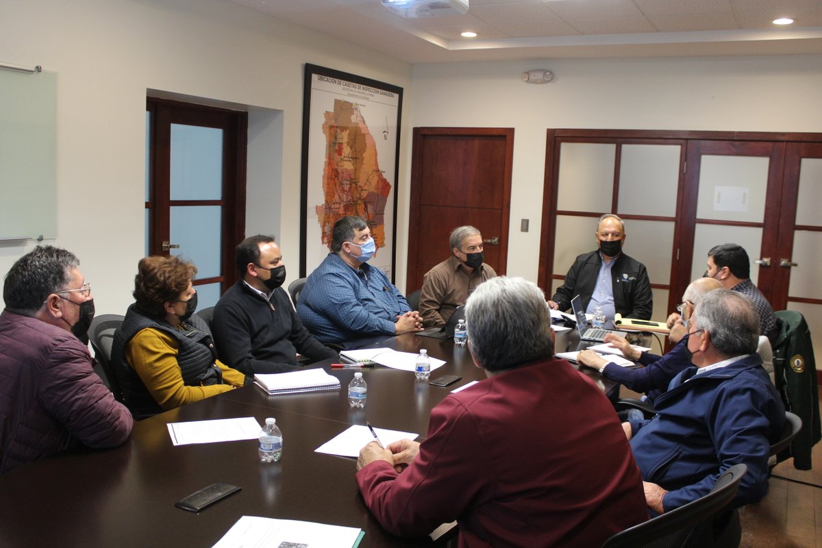 SDRchihuahua's tweet photo. ANALISIS DE LAS ESTRATEGIAS DEL MANEJO FORESTAL IMPLEMENTADAS EN EL ESTADO.
Se tuvo reunión en la @SDRchihuahua, por instrucción de Secretaria Lilia Merodio sobre inquietudes planteadas por integrantes del Sector Forestal, acudieron Directivos de Semarnat, PROFEPA, Conafor y SDR. https://t.co/1eAS2mr3zG