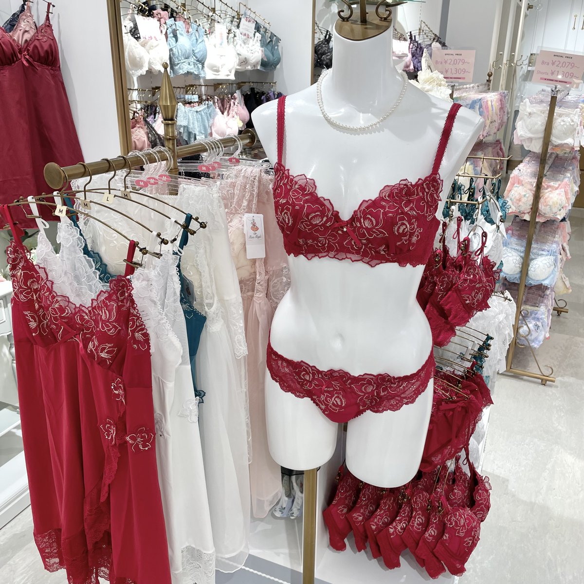 SHIBUYA109NET's tweet photo. 1階 Risa Magli🍒❤️

自分へのクリスマスプレゼントに
ぴったりなランジェリー🥰

見えないからこそ
自分だけにしか分からない
特別感って大切にしたい〜🌹

#109XMAS https://t.co/B0SfjClhgA