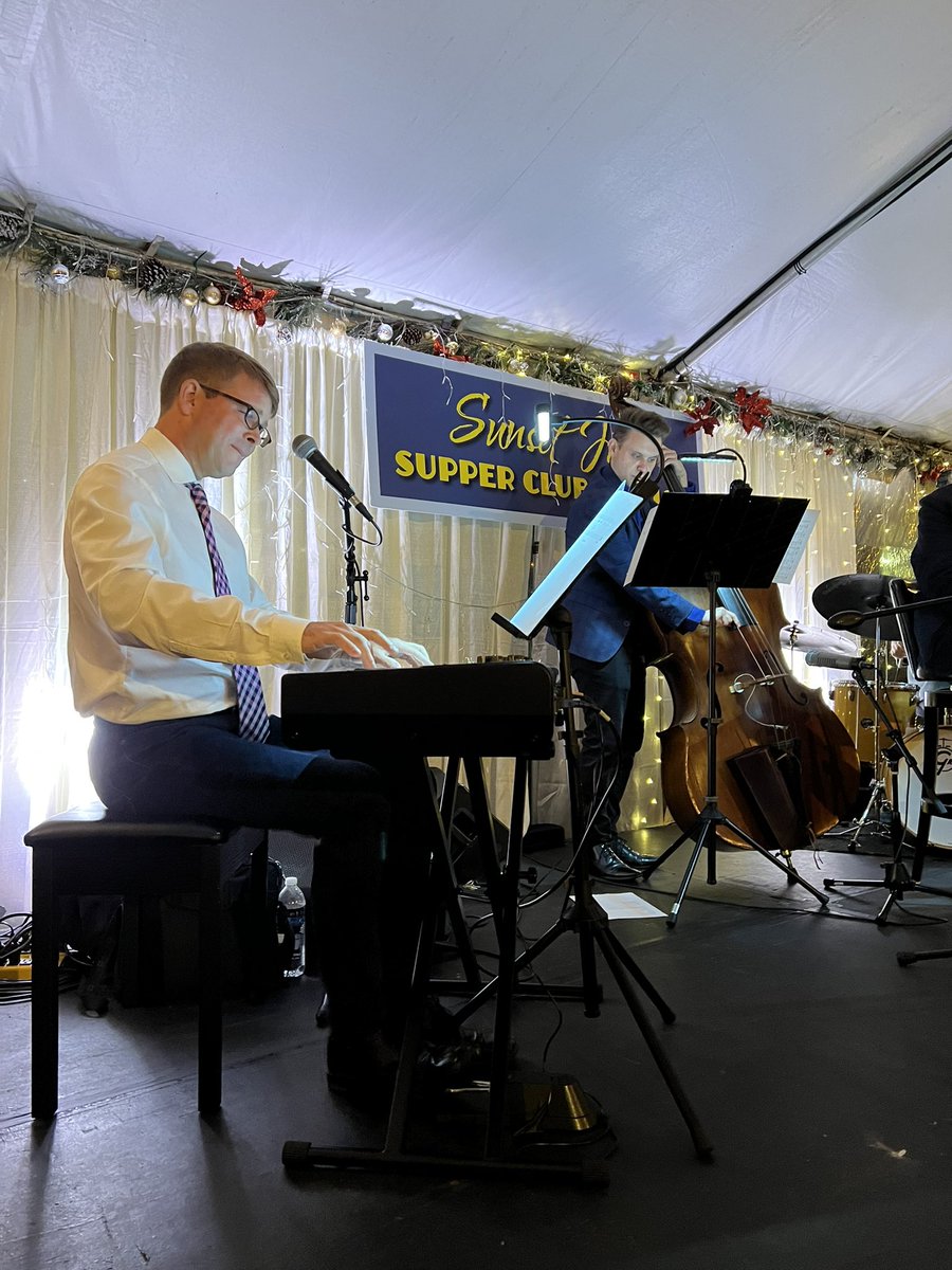 Dan57Thom's tweet photo. Havin’ a swingin’ 🎶 evening at #SunsetJazz #NewportBeach featuring our great pal @johnproulx #quartet w/ #deankoba on drums, the #legendary #RonStout #trumpet and #AlexFrank bass.

#NatCole
#ChetBaker
#Christmas🎄

https://t.co/qK9x260C3b

#GodBless #live #jazz! https://t.co/ahCM0knxwY