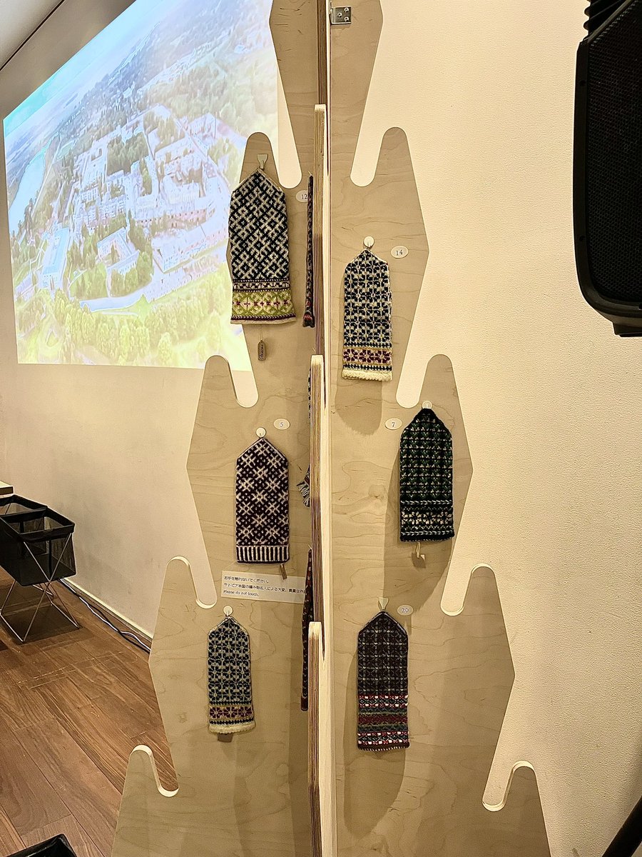 subaru_zakka's tweet photo. 六本木ヒルズで開催中のラトビア日本友好100周年記念事業「EXPANDING LIGHTS ～クリスマスツリー発祥の地、ラトビアからの贈りもの～」ではラトビアの熟練ニッターさんが編んだミトン100組を展示中です。ラトビアの至宝である美しいミトンをじっくりご覧ください！
@sparni_s https://t.co/rTvfbmYLOk