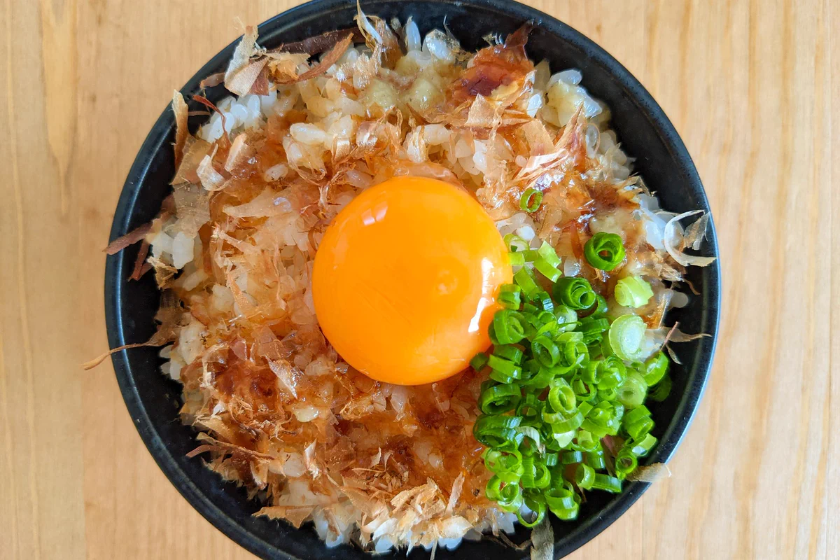 朝ごはんのメニューにもぴったりそう！わさびやかつお節を使った、「卵かけご飯」のアレンジレシピ！