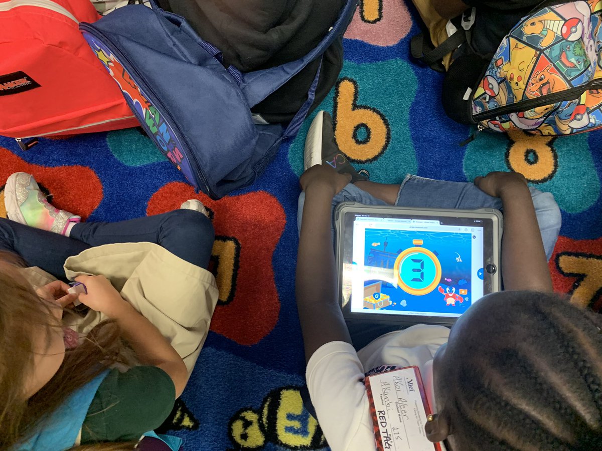 omakanbi's tweet photo. Students are exploring “Holidays around the world” using Nearpod’s library #holidays @MsGazzaway @OutleyE with #TechTheHalls https://t.co/xPwAhLBJrD