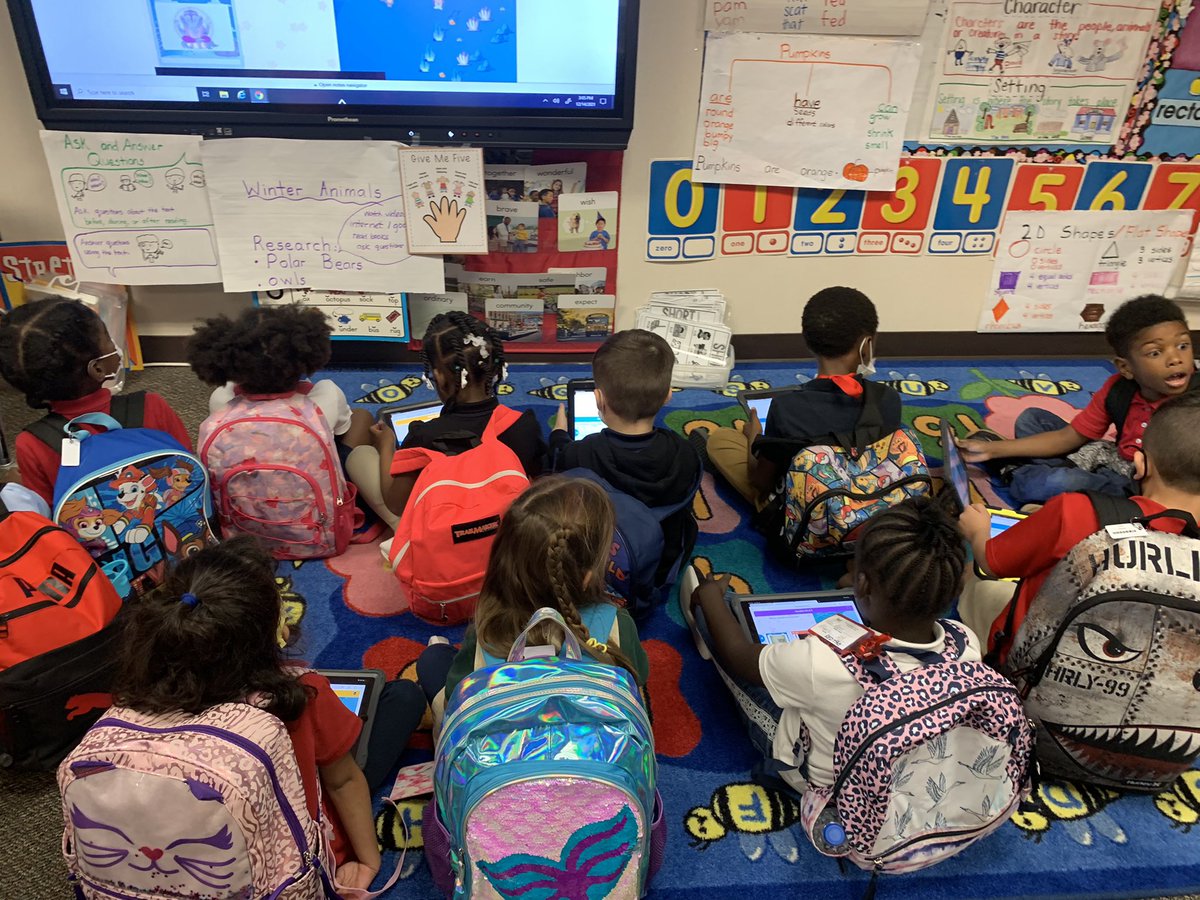 omakanbi's tweet photo. Students are exploring “Holidays around the world” using Nearpod’s library #holidays @MsGazzaway @OutleyE with #TechTheHalls https://t.co/xPwAhLBJrD