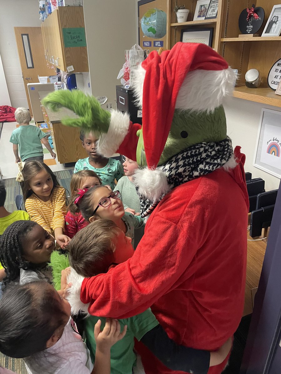CastlemanCreek's tweet photo. Ms. Spink’s kindergarten class talked about empathy today and worked very hard to fill the Grinch’s heart! 
#ccesel https://t.co/ktIDKsVnQk