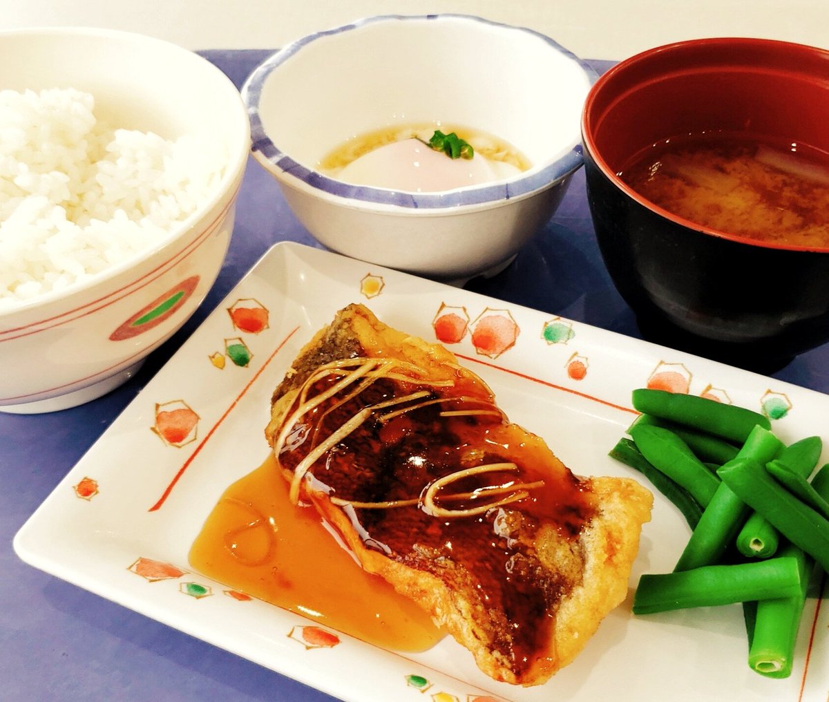 社食ランチ♪ 今日は、『カレイの唐揚げ甘酢あんかけ』です♪ 昼飯、夕飯の献立メニューに如何でしょうか。