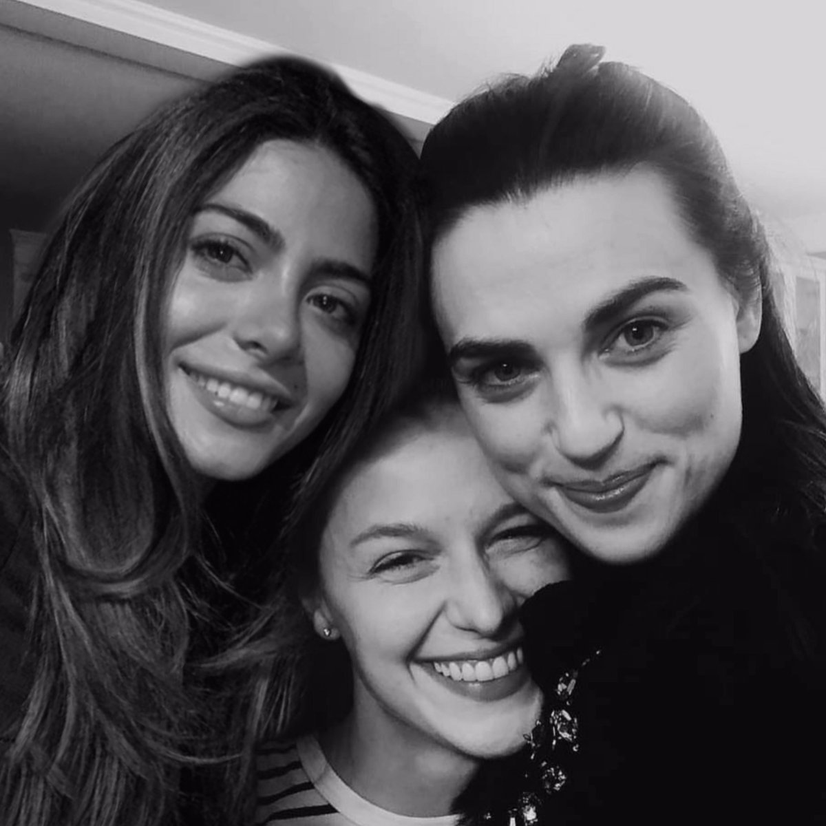 moongddxss's tweet photo. ⠀
⠀
⠀ ⠀ ⠀ ❛ ⠀ ❛ ⠀⁏  Ellas… son esa gran
⠀ ⠀ ⠀ parte llamada felicidad, 
⠀ ⠀ ⠀ envueltas entre sonrisas
⠀ ⠀ ⠀ y cariños, conllevan a que mi
⠀ ⠀ ⠀ corazón quiera hacerse uno 
⠀ ⠀ ⠀ solo junto al de ellas.

ㅤ                    ❪ 💓 ❫ 
⠀ https://t.co/09DEUqlKQP