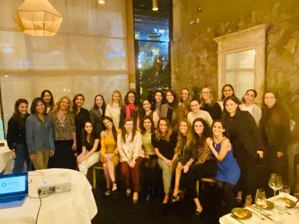 AnnaRaptis_'s tweet photo. Con mis amigas inspiradoras ⁦@MInvirtiendo⁩ @patmefa ⁦@kaojva⁩ ⁦@Janabolt⁩ ⁦@CChangs⁩ ⁦@lolitataub⁩ y muchas más!! Juntas estamos haciendo el mundo financiero más incluyente 🎉🎉🎉 https://t.co/kXKDIcYuGQ