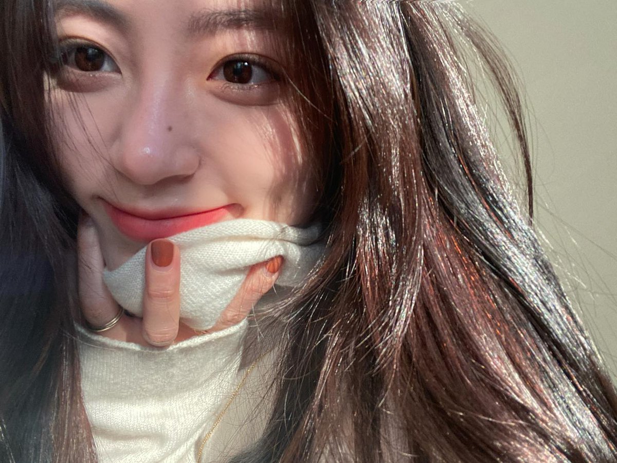 sziyounge's tweet photo. Keeping myself warm while getting kissed by the sunshine is the best thing to start my day. Merely took some selcas to be shared with Jolly because I'm feeling soopa doopa pwetty ꒰๑•ᴗ•๑꒱
♡ https://t.co/GidlgzG3bL