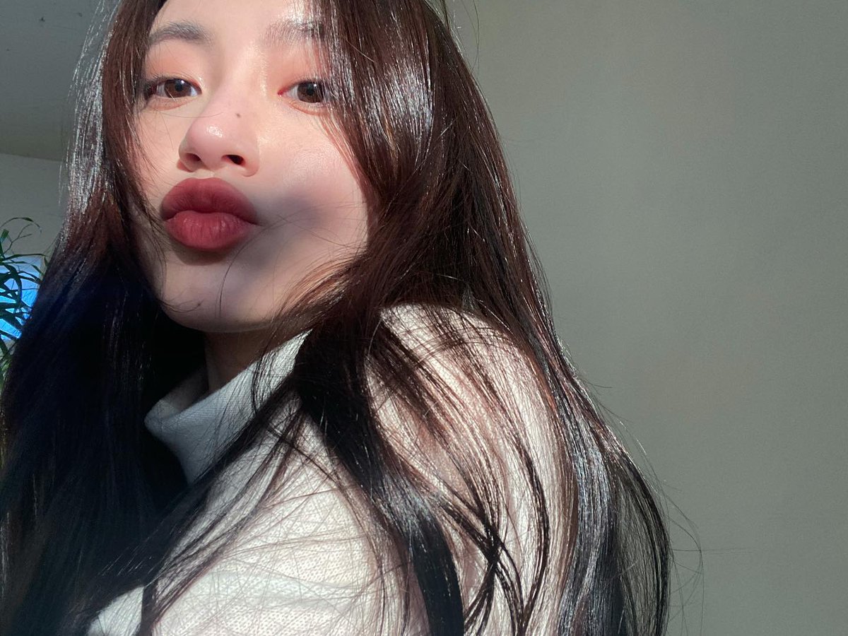 sziyounge's tweet photo. Keeping myself warm while getting kissed by the sunshine is the best thing to start my day. Merely took some selcas to be shared with Jolly because I'm feeling soopa doopa pwetty ꒰๑•ᴗ•๑꒱
♡ https://t.co/GidlgzG3bL
