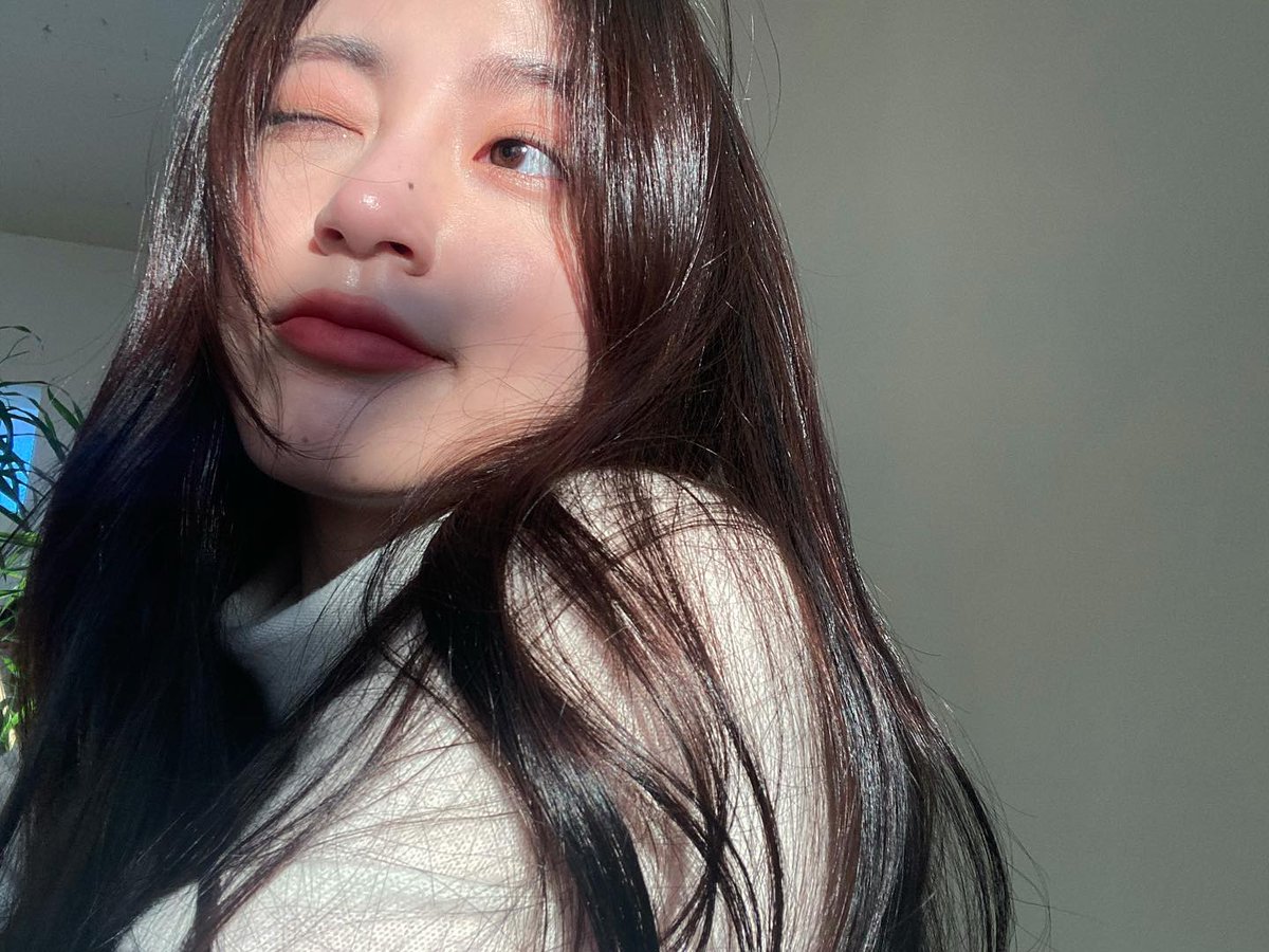 sziyounge's tweet photo. Keeping myself warm while getting kissed by the sunshine is the best thing to start my day. Merely took some selcas to be shared with Jolly because I'm feeling soopa doopa pwetty ꒰๑•ᴗ•๑꒱
♡ https://t.co/GidlgzG3bL