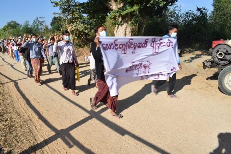swamyehtet4's tweet photo. Powerful anti-dictatorship coalition strike was held by the residents from eastern part of #Yinmapin and northern part of Salingyi tsp to overthrow the military dictatorship this morning.
#TakeAction_NoMoreWords
#Dec15Coup
#WhatsHappeningInMyanmar https://t.co/FxtCjoEdEM