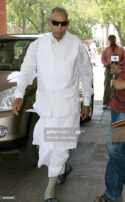 मेरे राजनैतिक आदर्श,पूर्व केंद्रीय मंत्री,पद्मश्री स्व: शीशराम ओला जी को उनकी पुण्यतिथि पर नमन करती हूं। किसानों के हक,अधिकारों की बात होगी तो ओला साहब कदम-2 पर याद आएंगे,उनके साहसिक,बेबाक आत्मविश्वास से लबरेज अंदाज ने सदैव हमें निडर और बेख़ौफ़ होकर चलना सिखाया है।
<a href="/Brijendra_ola/">Brijendra Singh Ola</a>