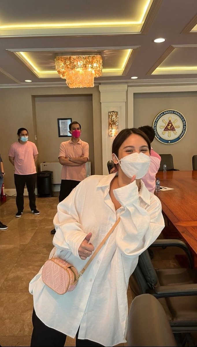 rl_chives's tweet photo. Leila Alcasid fangirling over VP Leni is so cute💗🎀 Kakampink https://t.co/zi97WBGjLn