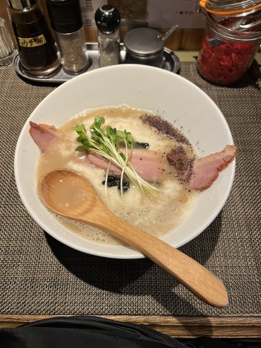 これは豚骨ラーメンである。
しかし山芋が入っている!
美味いっ!!!
想像の3倍は美味い!
豚骨の旨味があるのに、臭みはなく。
山芋のおかげか、まろやかで軽い!
麺も適量だった! 