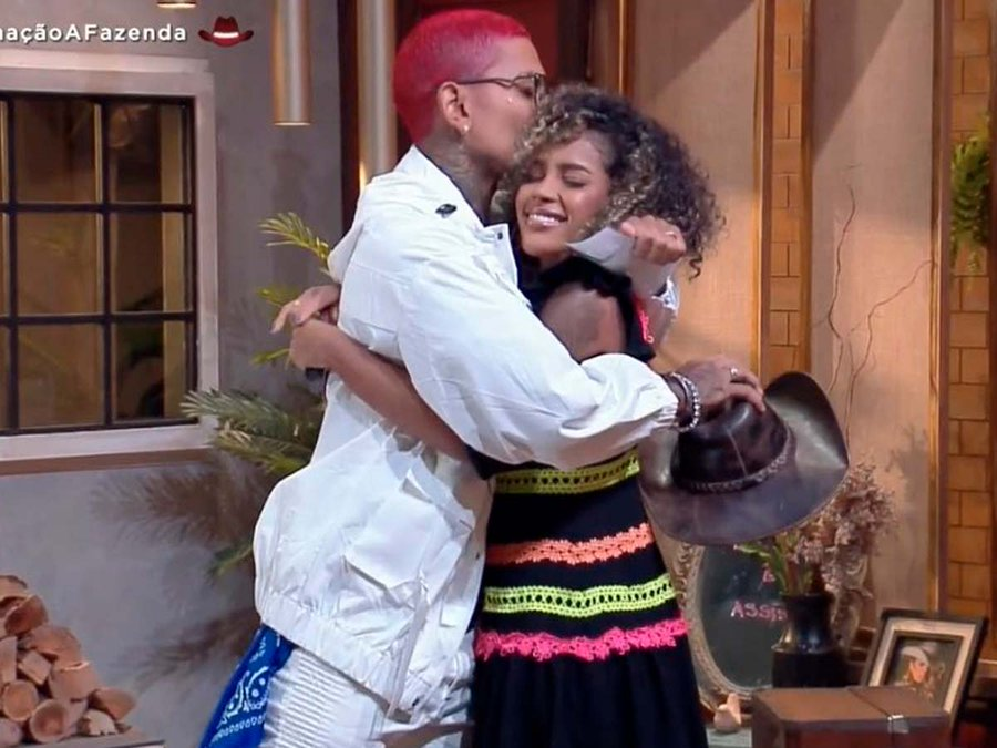 ZAMENZA's tweet photo. Pq o Carelli quis preservar Dynho e Sthe, mas não quis MC Gui e Aline????? Eles mesmos não se preservaram e agora essa palhaçada? Essa edição mereceu o fracasso que foi. #AFazenda https://t.co/ZR2SKsHeB8