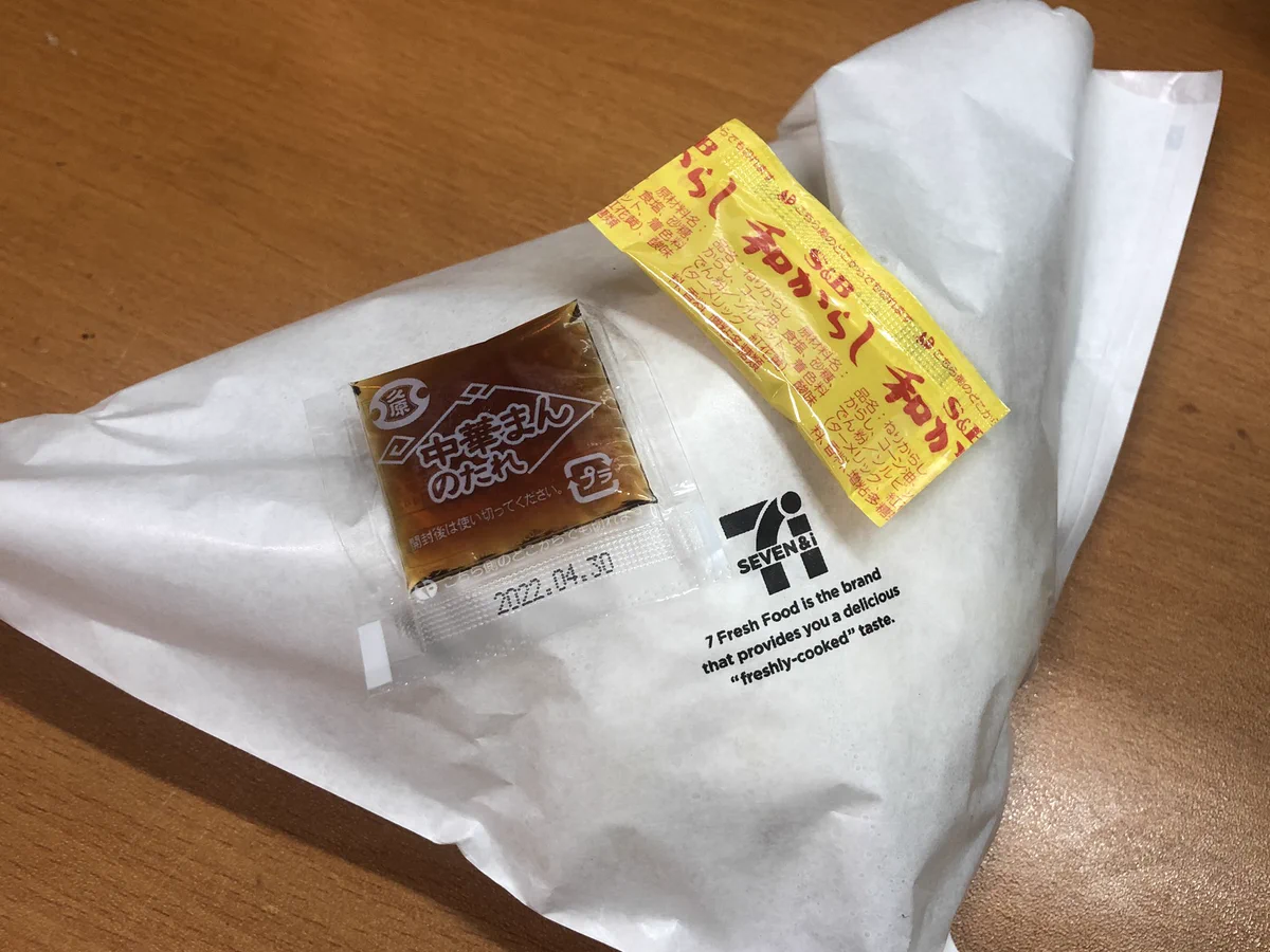 コンビニで肉まんを買うと、タレやからしが付いてくるのは日本全国共通デフォだと思ってた！？