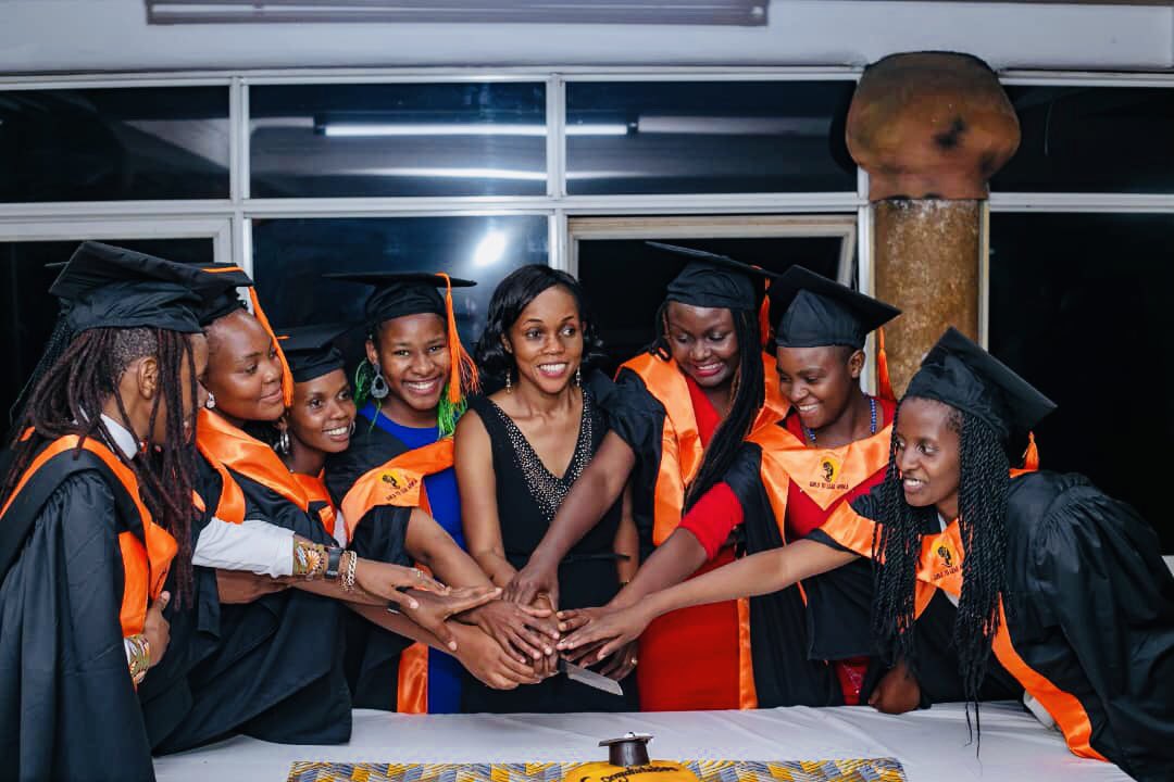 angiemirembe's tweet image. Humbled to be invited by 
the Executive Director of GIRLS to LEAD Africa, Miss Kansiime Honest Fortunate to inspire these beautiful young Ladies who completed a Girl’s #STEM program from AkiraChix Institution in Kenya.
#CodingInHeels
#GirlsToLeadAfrica
#AkiraChix