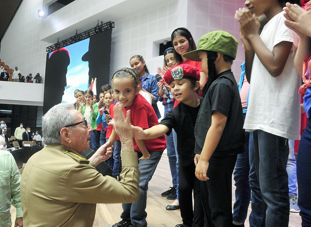 PresidenciaCuba's tweet photo. El General de Ejército Raúl Castro Ruz y el Presidente @DiazCanelB encabezaron este martes el emotivo acto de clausura de la XX Cumbre del #ALBA, en el Palacio de Convenciones.

Un sentido homenaje a #Fidel y a #Chávez llevaron a escena los talentosos niños de La Colmenita. https://t.co/nvWw3mq4lz