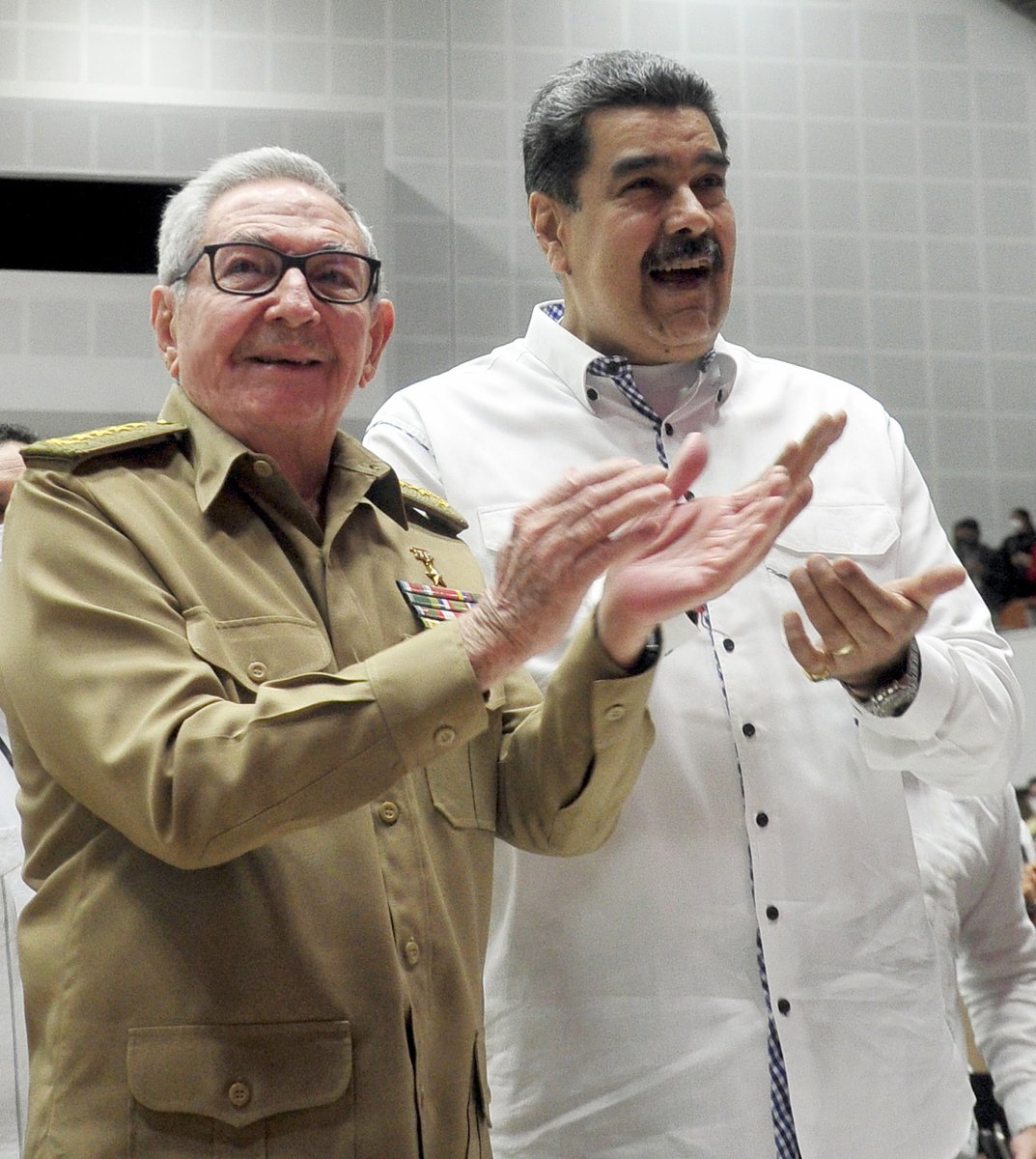PresidenciaCuba's tweet photo. El General de Ejército Raúl Castro Ruz y el Presidente @DiazCanelB encabezaron este martes el emotivo acto de clausura de la XX Cumbre del #ALBA, en el Palacio de Convenciones.

Un sentido homenaje a #Fidel y a #Chávez llevaron a escena los talentosos niños de La Colmenita. https://t.co/nvWw3mq4lz