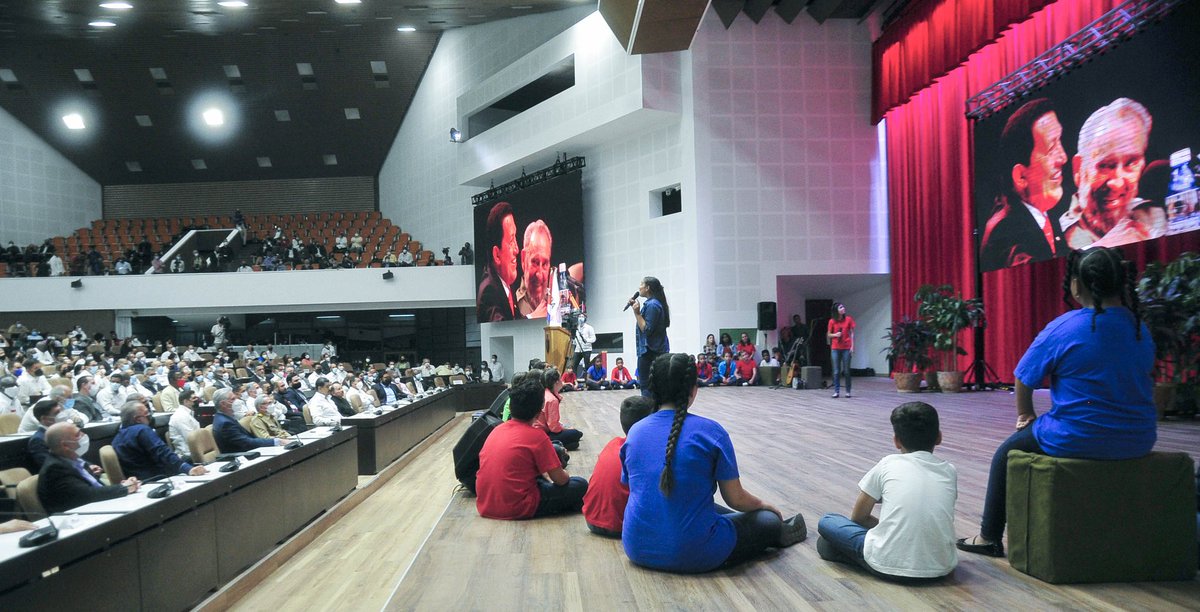 El General de Ejército Raúl Castro Ruz y el Presidente <a href="/DiazCanelB/">Miguel Díaz-Canel Bermúdez</a> encabezaron este martes el emotivo acto de clausura de la XX Cumbre del #ALBA, en el Palacio de Convenciones.

Un sentido homenaje a #Fidel y a #Chávez llevaron a escena los talentosos niños de La Colmenita.