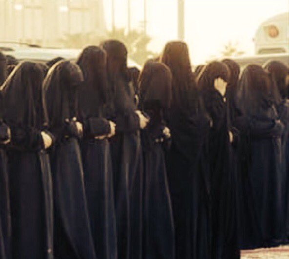 saadd511511's tweet photo. كونك مسلمة فأنتِ مطالبة بالإلتزام بالزي الشرعي..
أما سالفة الدين في القلب وقلبي أبيض وربي يعلم بنيتي ! هذه ليس لها علاقة بلبسك وإحتشامك أمام الرجال !
الحجاب واللبس الواسع وعدم التبرج فرض عليكِ سواء كان قلبك أبيض أو أسود أو مخطط https://t.co/0TMVbR8pdU