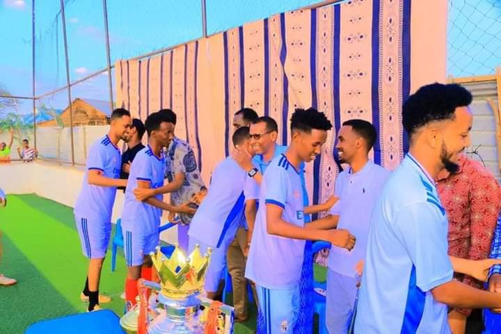 GedoSports's tweet photo. Degmada Dolow Somaliya, waxaa lagu qabtay munaasabad koob iyo hadiyado qaali ah  lagu gudoonsiiyey kooxda kubada cagta ee FC Wadajir oo ku guulaysatay kaalinta kowaad ee horyaalka Degmada. Hambalyo. @SomaliFA @AstaanSports @NisfoundationS @FIFAcom @AweysAlQarni2 @Ali_Juba3 https://t.co/ty1Ve1mAl6