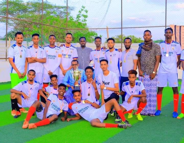 GedoSports's tweet photo. Degmada Dolow Somaliya, waxaa lagu qabtay munaasabad koob iyo hadiyado qaali ah  lagu gudoonsiiyey kooxda kubada cagta ee FC Wadajir oo ku guulaysatay kaalinta kowaad ee horyaalka Degmada. Hambalyo. @SomaliFA @AstaanSports @NisfoundationS @FIFAcom @AweysAlQarni2 @Ali_Juba3 https://t.co/ty1Ve1mAl6