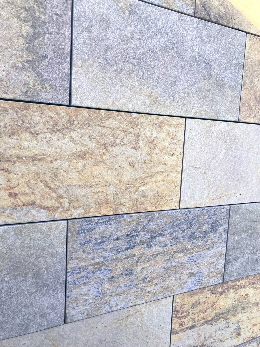 内部の壁を張ったり、外部の壁を張ったり。
長方形の馬張りは雰囲気良いですね！
＃タイル　＃タイル工事