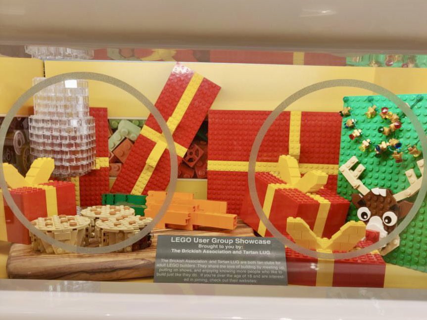 TartanLUG's tweet photo. Happy holidays from #TartanLUG member Kitty (@TeresaElsmore)! Well done on getting your festive MOC displayed at the #Edinburgh Lego store. Pass the mince pies please!
🎁🍷🥧
#Lego #レゴ #Afol #LegoPhotography #StJamesQuarter #LegoStoreEdinburgh #Brickish #RebuildTheWorld https://t.co/id5SIDEG4g