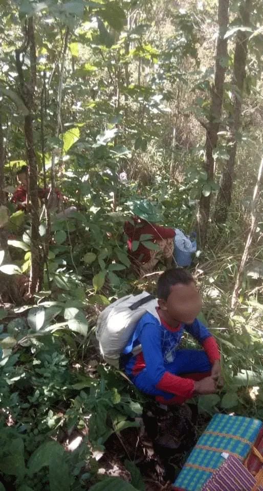 b3rry_y's tweet photo. Fighting broke out today as the military terrorists entered Lay Kay Kaw MyoThit, Karen State, forcing at least 400 local residents to flee to nearby villages.
#TakeAction_NoMoreWords
#WhatsHappeningInMyanmar 
#Dec15Coup https://t.co/oMRGds8flC