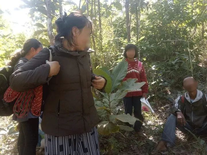 Fighting broke out today as the military terrorists entered Lay Kay Kaw MyoThit, Karen State, forcing at least 400 local residents to flee to nearby villages.
#TakeAction_NoMoreWords
#WhatsHappeningInMyanmar 
#Dec15Coup