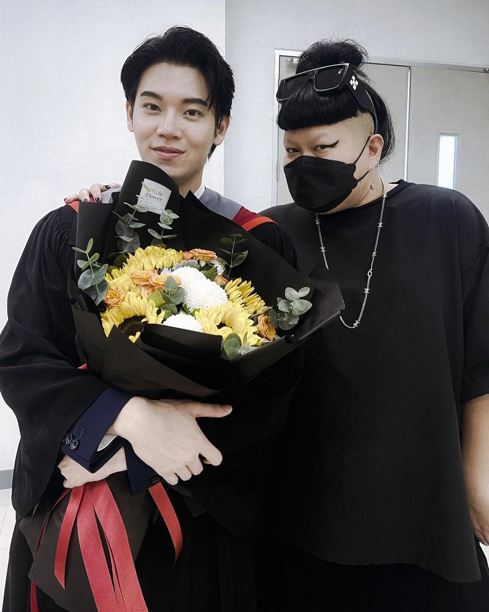 yinwarfamilysup's tweet photo. ทำงานกับใครก็มีแต่คนรักเสมอ ☺️
ก็หยิ่นหยิ่น ของเรา น่ารักที่สุด 😊

#YinYinGraduation
#yinyin_anw​ Yin​ Anan https://t.co/4qVKIeqPJF