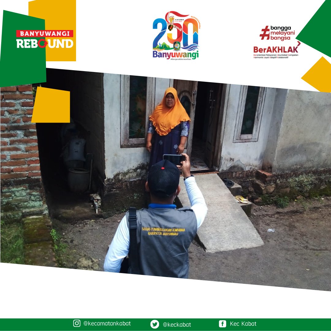 keckabat's tweet photo. Tim Pendamping PKH Kec. Kabat melakukan Verifikasi dan Validasi data KPM Program Keluarga Harapan secara Online melalui Aplikasi SAGIS. Kegiatan ini dilakukan door to door ke setiap rumah KPM mulai tanggal 6 s/d 31 Desember 2021  @banyuwangi_kab @BIBINWIDIATMOKO https://t.co/6IAFKDMHyK