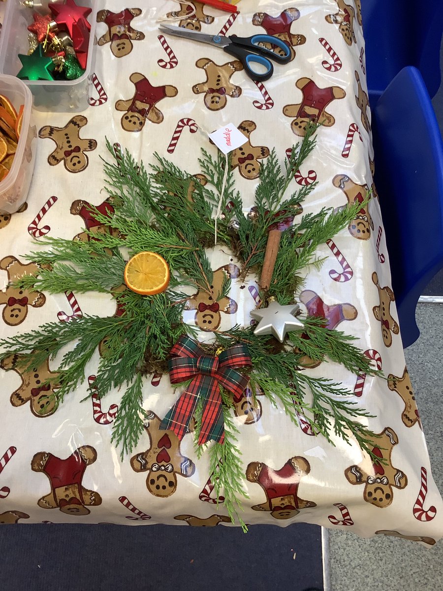 Miss_W_YTP's tweet photo. Making some beautiful Christmas wreaths this week #christmas #christmascraft @YewTreePrimSch @TrustVictorious https://t.co/Go9rOcw2FW
