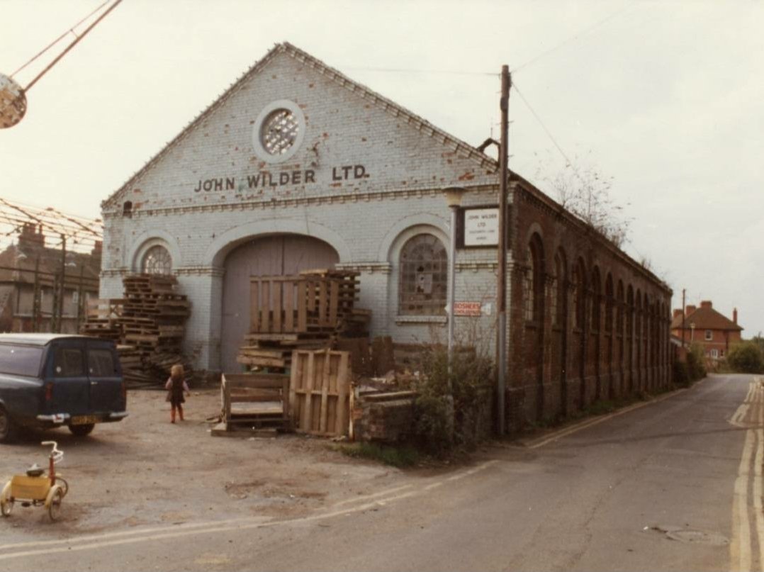 WallingfordMus's tweet photo. We wanted to do a #WindowsWednesday today. Wilder were #ironfounders in #Wallingford #Crowmarsh for 150+ yrs. They made whole range of goods, mainly agricultural. Pics show our Wilder window exhibit & photo of old Wallingford works c1982 (now turned into flats). @MuseumsTogethe1 https://t.co/YHLU84taFI