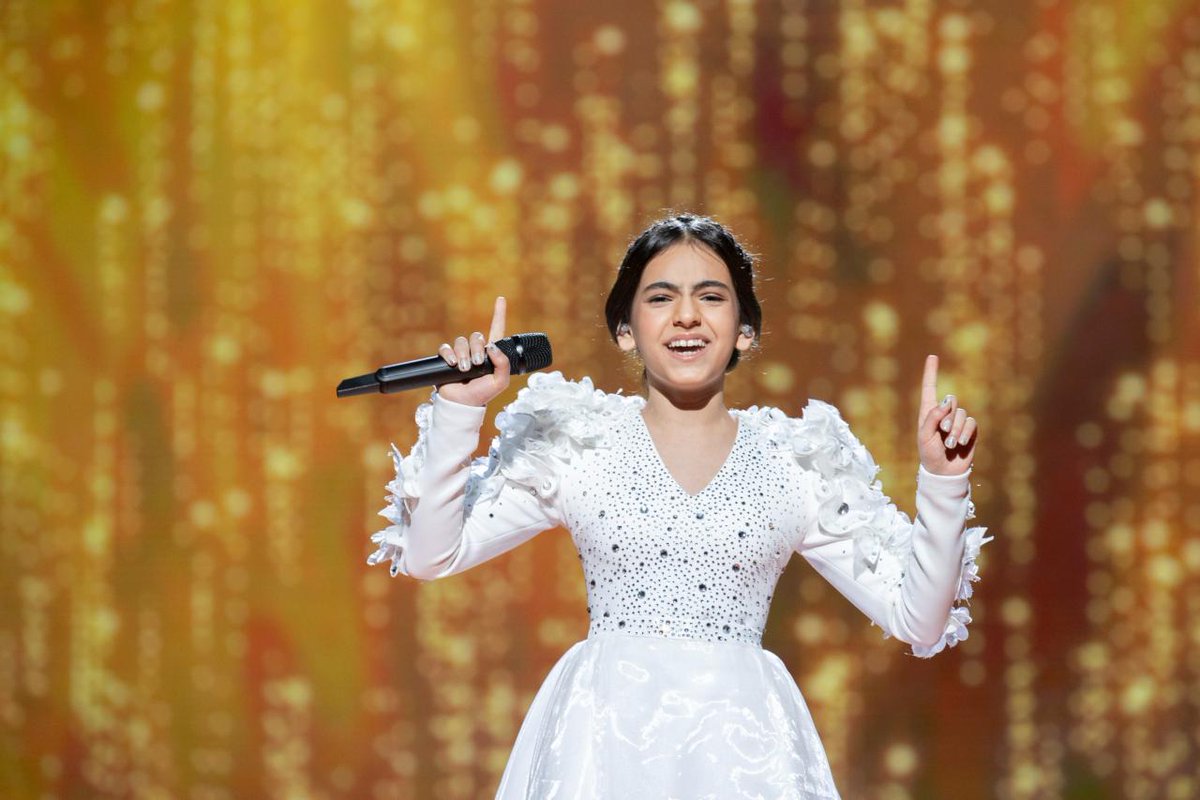 wiwibloggs's tweet photo. 🇦🇿 Good morning Paris, Baku calling! Azerbaijan's Sona Azizova is first up to rehearse, bringing ice princess glamour to La Seine Musicale. 

📸 Andres Putting/EBU

#JESC #JESC2021 #JuniorEurovision https://t.co/qoG147Zdt5