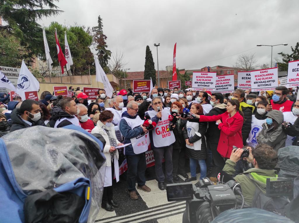 devogretmen's tweet photo. Grevdeki sağlık emekçileri Çapa Tıp Fakültesi'nde yaptıkları yürüyüşün  ardından açıklama yapıyor...
#Grevdeyiz
@sesgenelmerkezi 
@sendika_org https://t.co/rxgh7rgLvZ