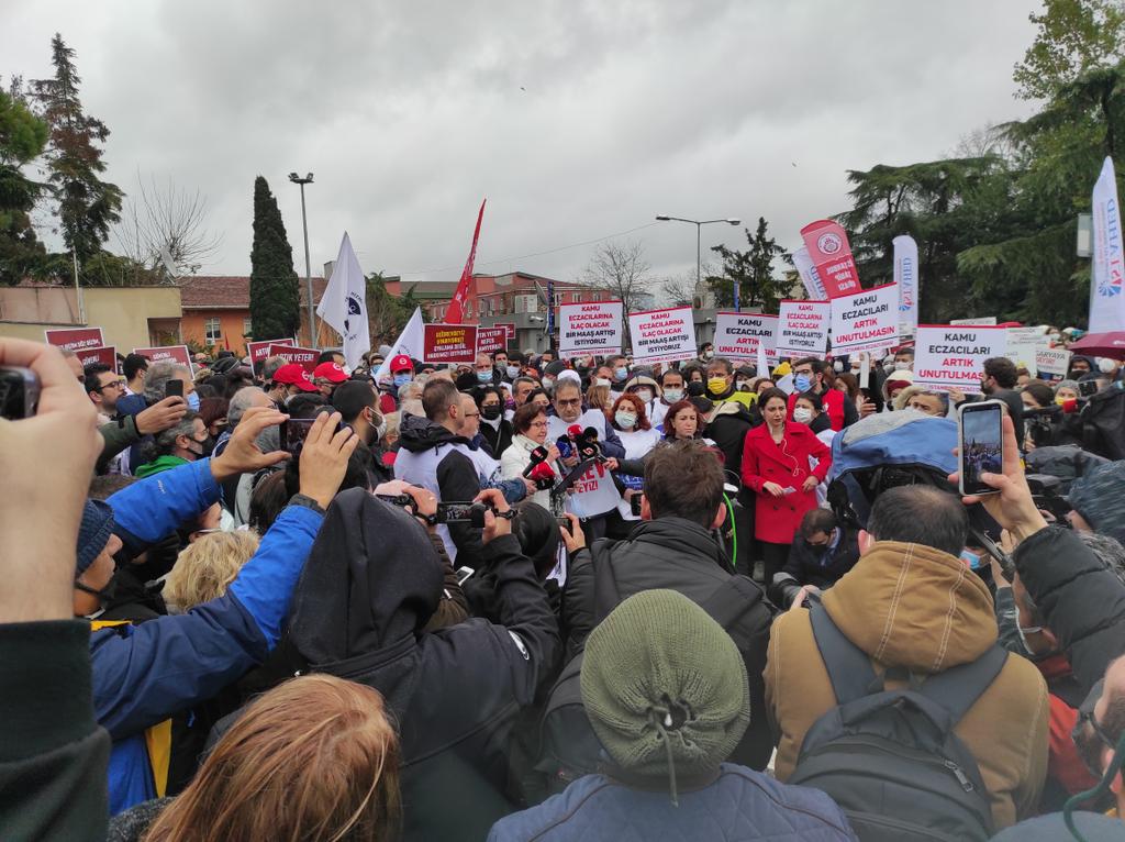 devogretmen's tweet photo. Grevdeki sağlık emekçileri Çapa Tıp Fakültesi'nde yaptıkları yürüyüşün  ardından açıklama yapıyor...
#Grevdeyiz
@sesgenelmerkezi 
@sendika_org https://t.co/rxgh7rgLvZ