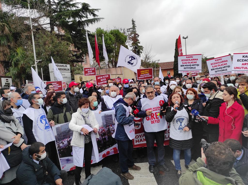 devogretmen's tweet photo. Grevdeki sağlık emekçileri Çapa Tıp Fakültesi'nde yaptıkları yürüyüşün  ardından açıklama yapıyor...
#Grevdeyiz
@sesgenelmerkezi 
@sendika_org https://t.co/rxgh7rgLvZ
