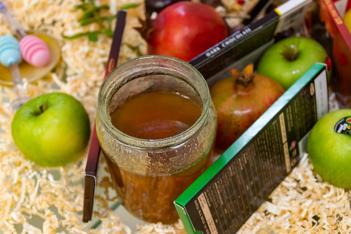 🐝🐝La comunidad científica está estudiando sustancias, formulaciones o principios activos utilizados antes de la era de los antibióticos. 
La #miel es uno de ellos👇
#mieldeasturias #calidaddesdeorigen
theconversation.com/la-miel-una-al…..