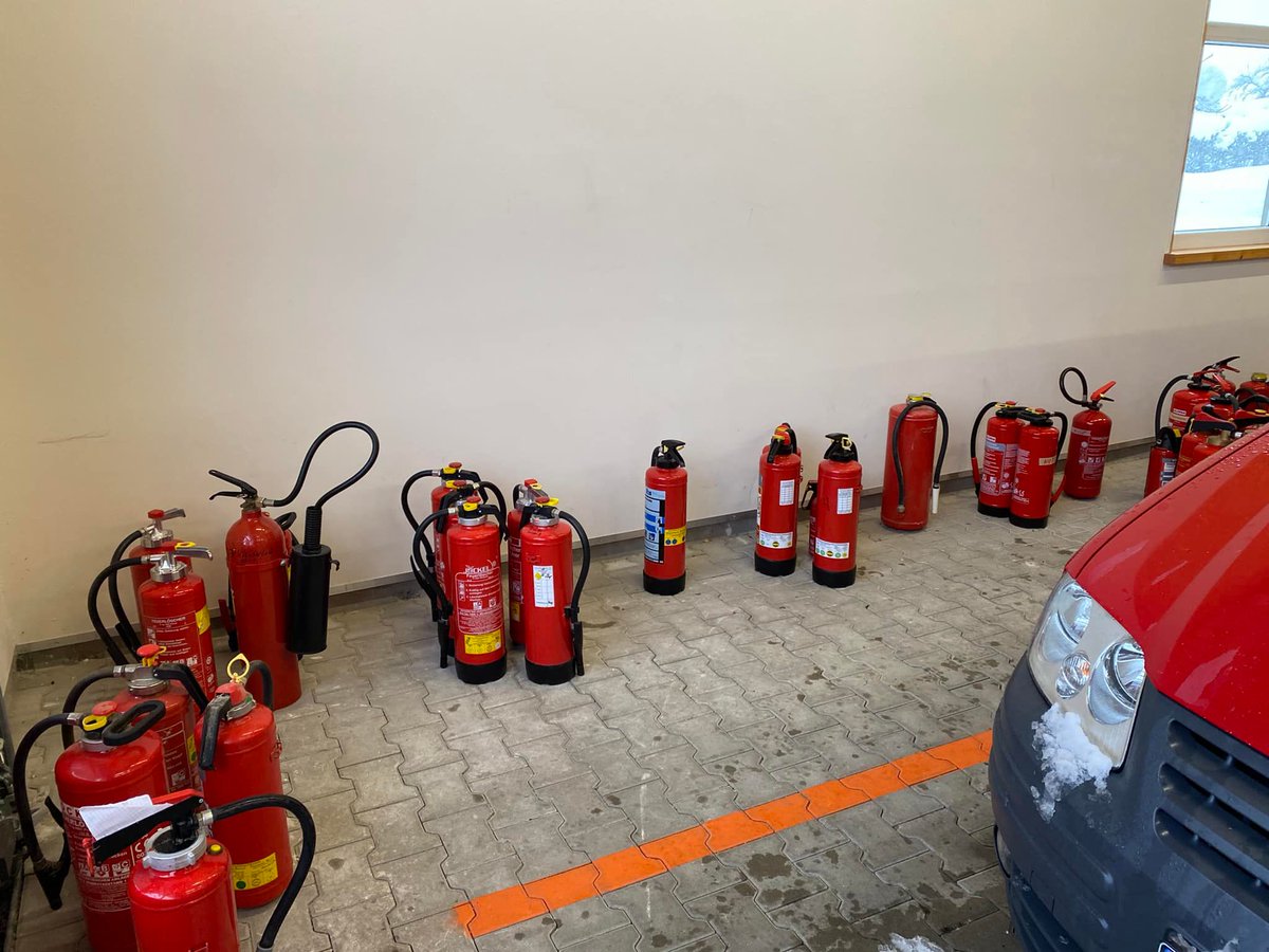 Am vergangenen Samstag fand in unserem Feuerwehrhaus und unter Einhaltung der Corona Regeln, eine Feuerlöscher Prüfung durch die Fa. Hörburger aus Waltenhofen statt🧯weitere Infos auf unserer Webseite

ffw-kleinweiler.org/feuerloescher-…