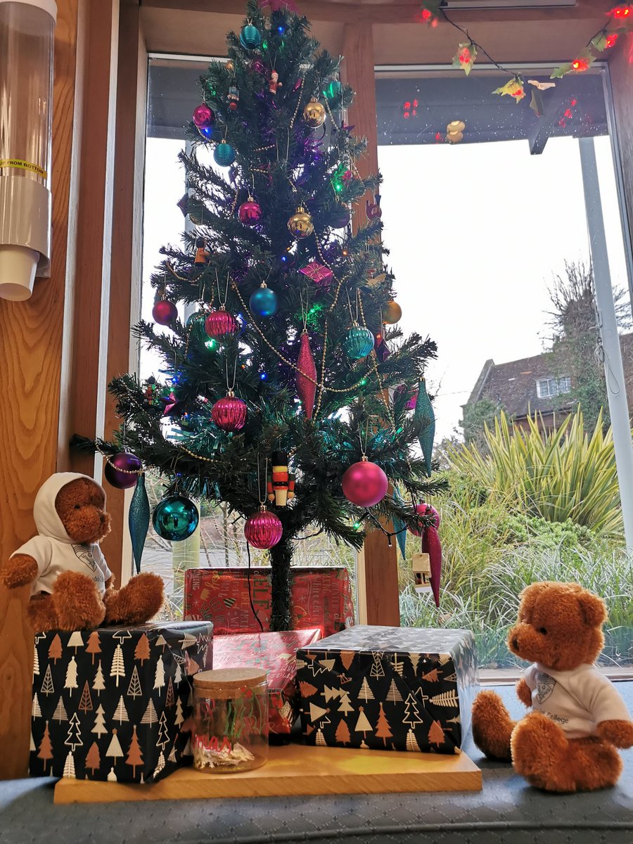 LucyCavColl's tweet photo. @JesusCollegeCam @Cambridge_Uni Just finished wrapping last presents ππ
#WhereIsJC #CuddlyCambridgeCollegeChristmas https://t.co/AXLeANxEvN