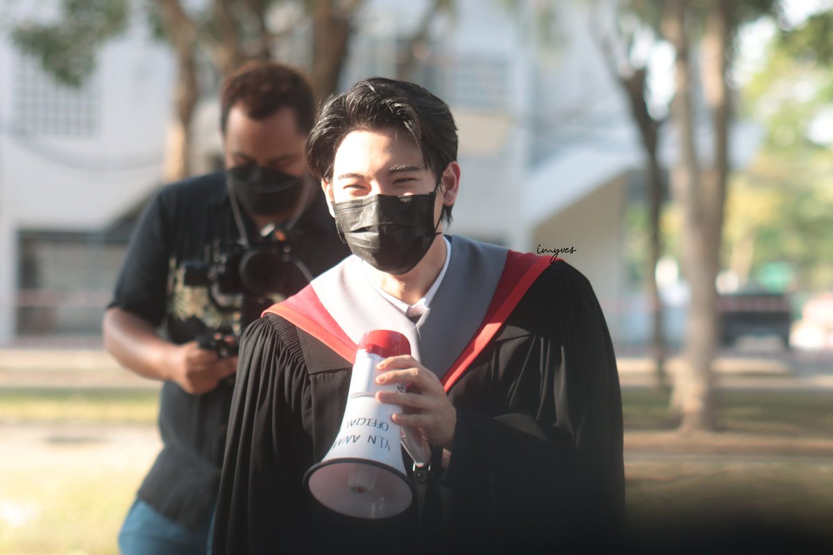 imyves_'s tweet photo. คุณอานันท์ยิ้มตาสระอิมาเล้ยยยยยย🎓🤍

#YinYinGraduation
@yinyin_anw #yinyin_anw https://t.co/z0cZrJlUnn