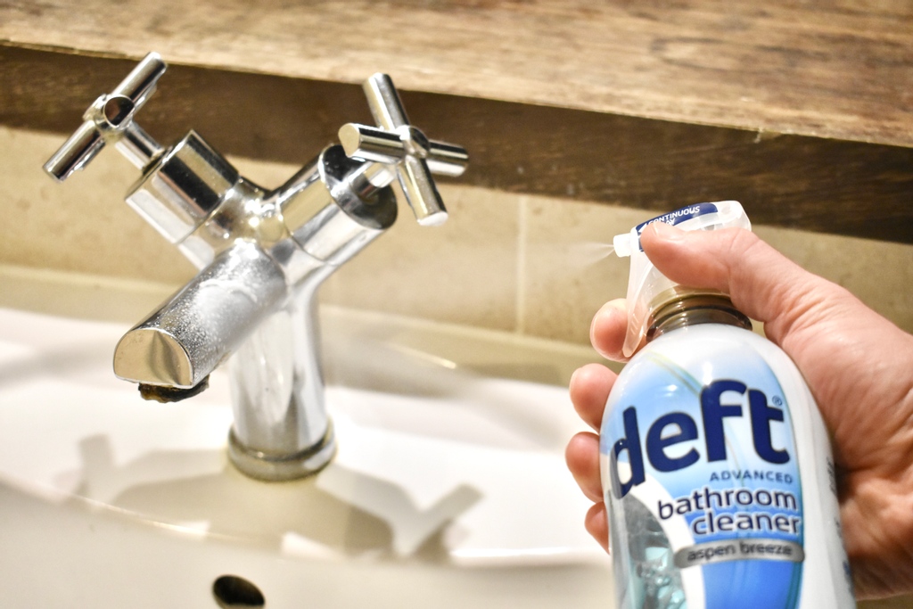 DeftClean's tweet photo. Reach all those nooks and crannies with ease. Powerful continuous spray that works in any direction. 

#cleaningtips #clean #deft #arthritis ⁠ https://t.co/T1NDCBiaCc