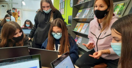 JuniorReportCAT's tweet photo. Estem de celebració! 8 centres educatius han entrat a formar part del projecte @JuniorReportRED gràcies al programa Beques RED. No deixem de créixer i cada vegada sumem més #redactors i #redactores!🙌https://t.co/dy2u42R3uE https://t.co/sr5B2cw4sV
