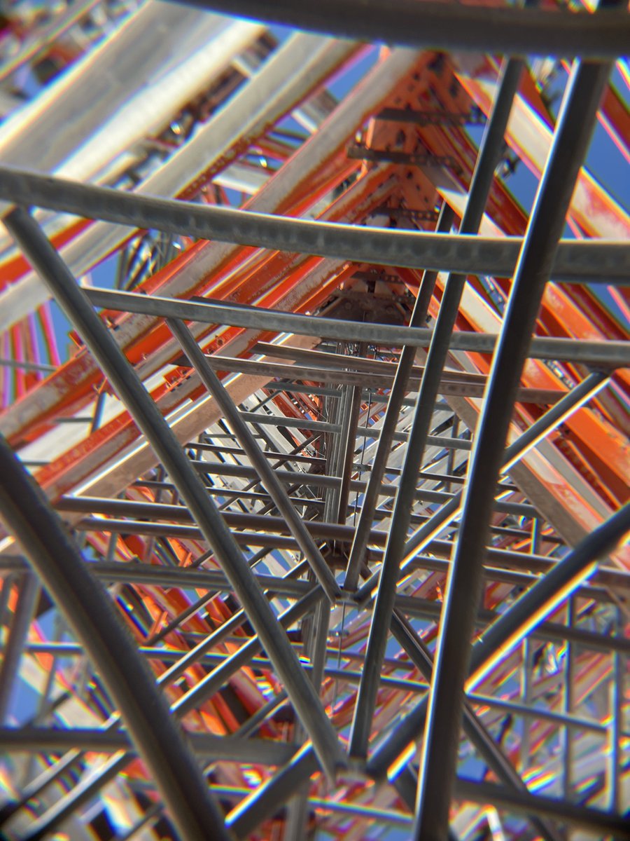LinK_Structure's tweet photo. ただの鉄塔っぽくなく撮ってみた

#ただの赤白鉄塔です
#鉄塔
#structure #photography 
#スマホ写真 #iPhoneカメラ部
#キリトリセカイ
#iPhone越しの私の世界
#写真で伝える私の世界 
#写真好きな人と繋がりたい
#鉄塔好きな人と繋がりたい https://t.co/0xCU09ELNK
